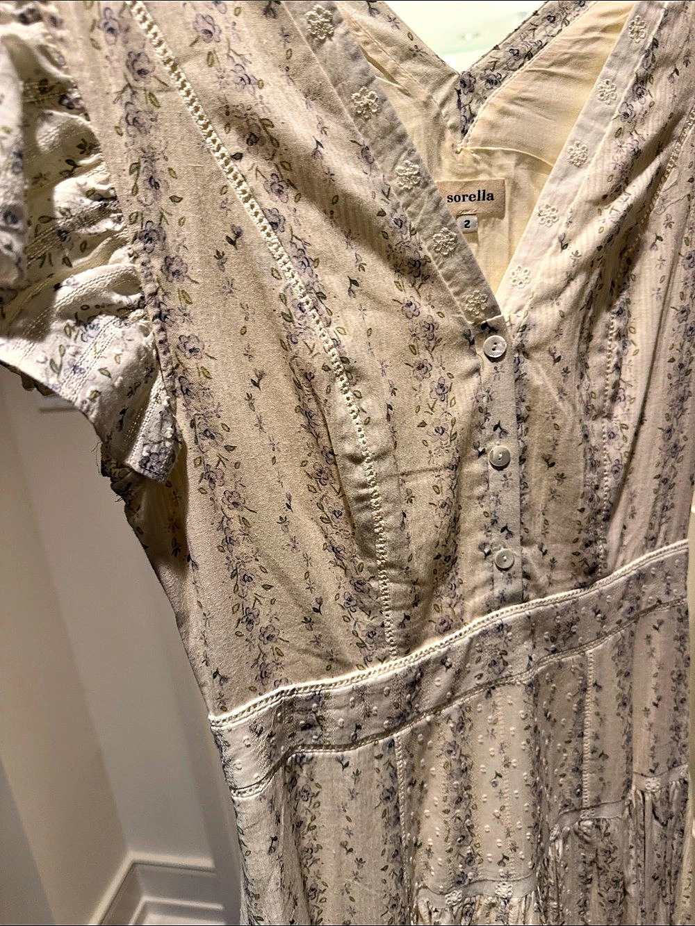 sorella Floral Maxi Dress in Cream Size 2 Like New - Picture 4 of 5